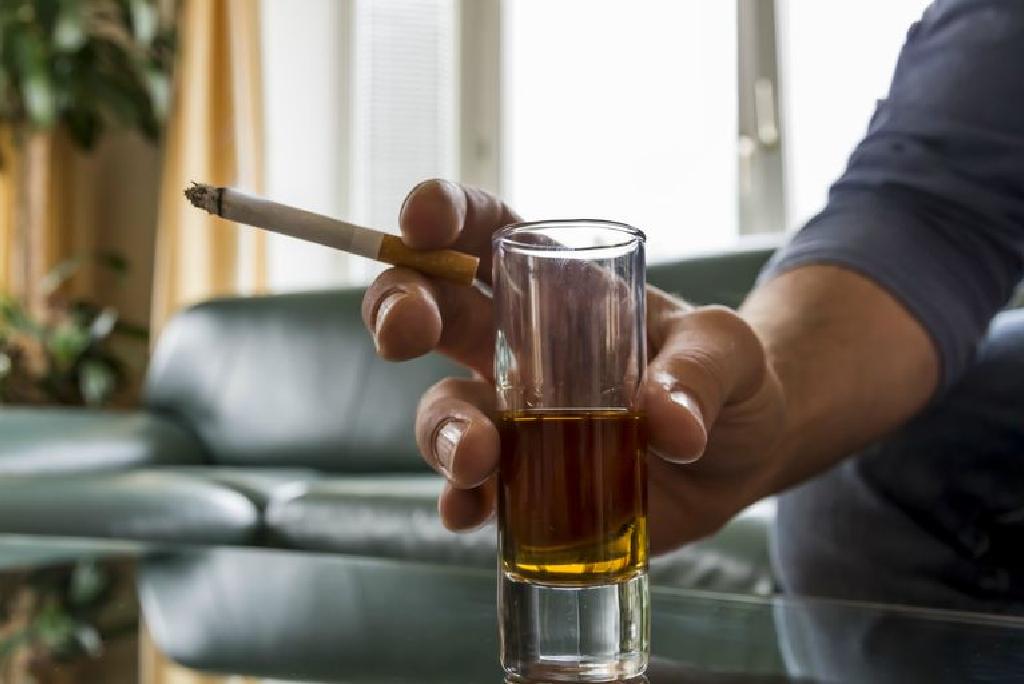 سیگار کشیدن برای از بین بردن الکلی ها بیشتر است